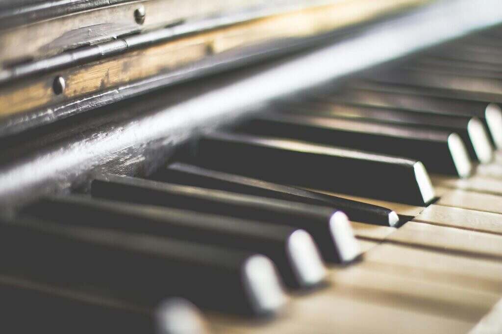 black and white piano keys